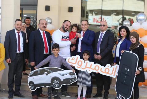 طفلة من نابلس تفوز بسيارة من بنك الاستثمار الفلسطيني