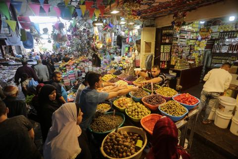 سوق الزاوية في غزة-صورة أرشيفية-وفا أسواق مزدحمة في غزة مع صرف الرواتب