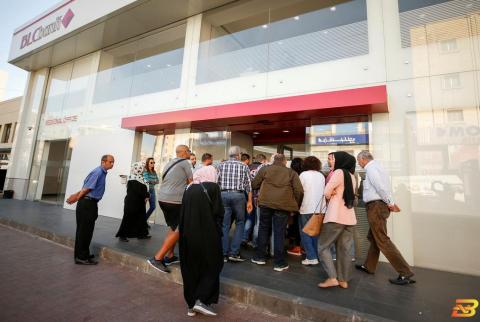 مجموعة من الأشخاص يصطفون خارج بنك في صيدا بلبنان يوم 19 نوفمبر تشرين الثاني 2019. تصوير: علي حشيشو-رويترز. محتجو لبنان يغنون أمام البنوك تعبيرا عن القلق على مدخراتهم