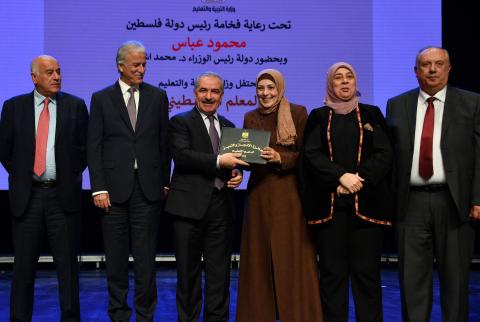 رئيس الوزراء يعّد المعلمين بالدرجات والترقيات