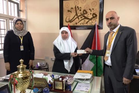 جانب من تسليم الدعم الإسلامي الفلسطيني يدعم مدرسة زهرة المدائن للبنات غرب غزة