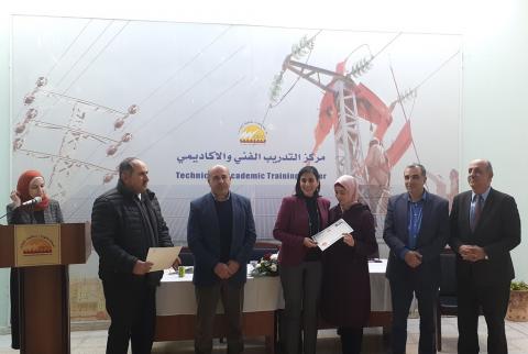 جانب من الحفل شركة كهرباء القدس تخرّج 24 مهندسة في مجال الطاقة المتجددة