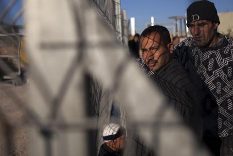 صورة توضيحية-عمال فلسطينيون ينتظرون المرور من أحد الحواجز قرب رام الله-أرشيف وكالات وفاة 72 عاملاً في مواقع العمل العام الماضي