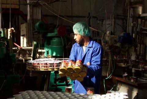 عامل في أحد مصانع غزة-أرشيف وكالات الخضري: انخفاض الطاقة الإنتاجية للمصانع بغزة لـ20%