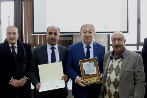 المزارع أحمد محمد زعل يتسلم الجائزة الذهبية الإعلان عن أسماء المزارعين الفائزين بمسابقة الزيت الذهبي
