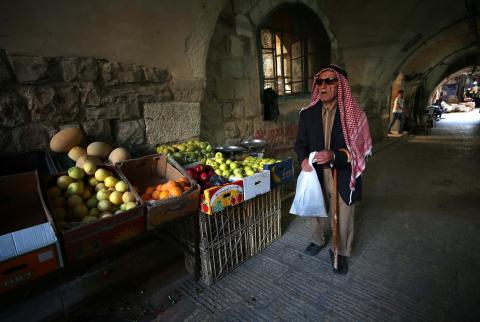 صورة توضيحية-مواطن في سوق البلدة القديمة بنابلس-أرشيف وفا الاحصاء: انخفاض طفيف على مؤشر غلاء المعيشة الشهر المنصرم