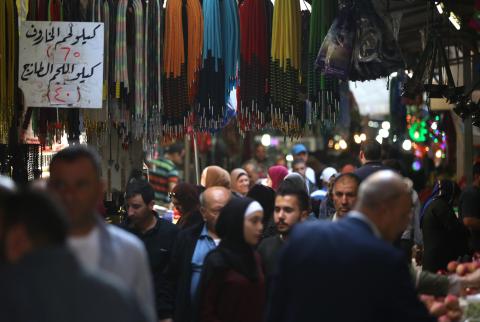 مواطنون وباعة داخل أسواق نابلس-تصوير أيمن النوباني-وفا تفاصيل التفاهمات: انسياب حر للمنتجات الزراعية بما فيها استيراد العجول من الخارج