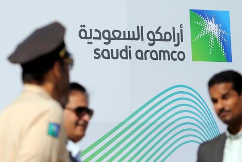 شعار شركة أرامكو السعودية في مركز بلازا للمؤتمرات في الظهران بالسعودية قبل مؤتم صحفي يوم 3 نوفمبر تشرين الثاني 2019. تصوير: حمد محمد - رويترز. أرامكو السعودية تعلن حصولها على الموافقة على تطوير حقل غاز الجافورة
