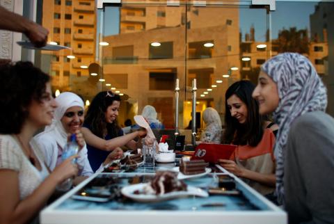 معدل الأجر اليومي للنساء في فلسطين 98 شيقلا فقط