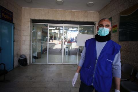 فلسطيني يرتدي كمامة واقية ويقف أمام مستشفى بيت جالا الحكومي-تصوير وكالات كل ما تريد معرفته عن فيروس ’كورونا’-أسئلة وأجوبة