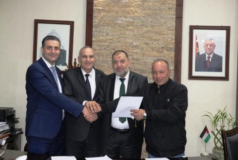 جانب من توقيع الاتفاقية نقابة العاملين في بلدية الخليل وجوال تجددان التعاون