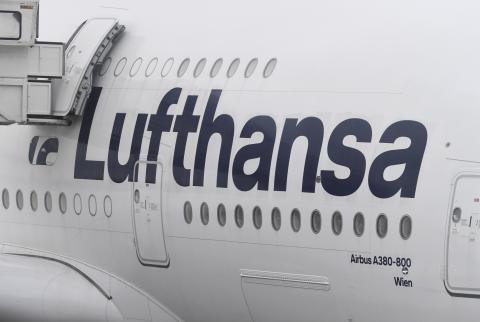طائرة إيرباص A-380 من لوفتهانزا في مطار فرانكفورت بسبب كورونا...لوفتهانزا تلغي 23 ألف رحلة حتى 24 نيسان