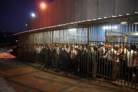 العمال الفلسطينيون في إسرائيل-قنبلة موقوتة قد تنفجر في أي لحظة