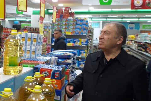 وزير الاقتصاد يتفقد أحد المحال التجارية في رام الله العسيلي: حظر أي مورد يتلاعب بأسعار السلع الأساسية