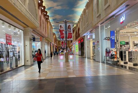امرأة تسير في مجمع تجاري شبه خالي في دبي بالإمارات العربية المتحدة. تصوير رويترز. سكان دول الخليج يحثون على إنهاء حظر المكالمات عبر الإنترنت
