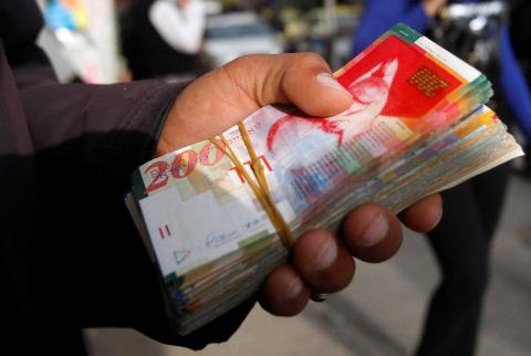 صورة توضيحية-صرّاف متجول في رام الله سلطة النقد تتحقق-صرّافون يتلاعبون بأسعار العملات وبصرف الحوالات