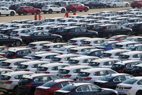 سيارات جديدة في ميناء في داليان بالصين يوم الجمعة. مبيعات السيارات في الصين تهوي 43.3% على أساس سنوي في آذار