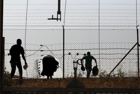 عمال فلسطينيون يدخلون إلى إسرائيل عبر فتحات في السياج الفاصل-أرشيف وكالات تحقيق: كيف ساهمت عودة العمال من إسرائيل في تفشي الوباء؟