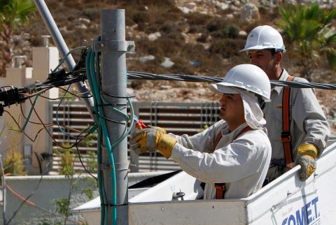إسرائيل ترفض تجميد المستحقات المتراكمة على ’كهرباء القدس’
