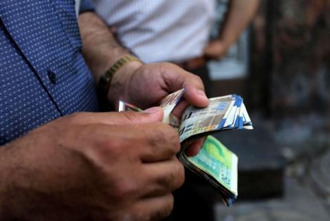 مواطن يعد أوراق نقدية من عملة الشيقل-تصوير وكالات مصدر لـBNEWS: نسبة صرف رواتب الموظفين ستحدد الإثنين
