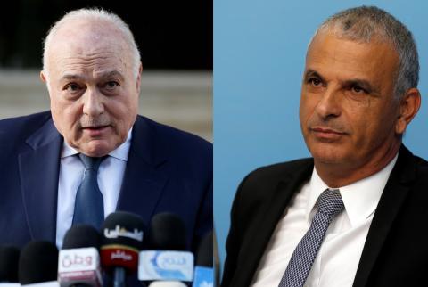 وزير المالية الإسرائيلي موشيه كحلون (يمين الصورة) ووزير المالية الفلسطيني شكري بشارة اليوم-توقيع اتفاق فلسطيني إسرائيلي لتحويل 800 مليون شيقل