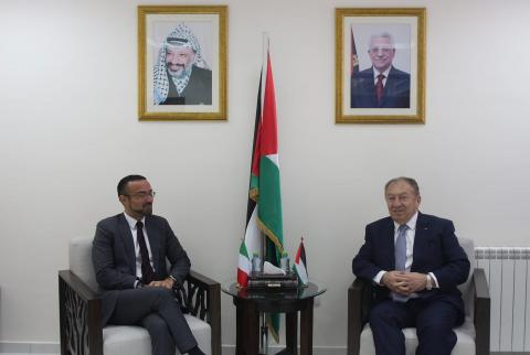 جانب من اللقاء وزير الاقتصاد والقنصل الإيطالي يبحثان الظروف الاقتصادية في فلسطين