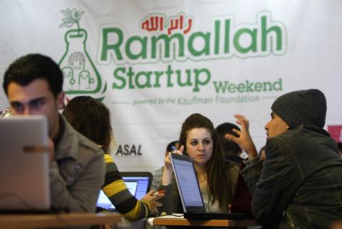 شباب عاملون في قطاع التكنولوجيا خلال فعالية في رام الله-أرشيف وكالات البنك الدولي يستثمر 15 مليون دولار في قطاع التكنولوجيا الفلسطيني