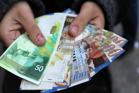 أوراق نقدية من عملة الشيقل-تصوير وكالات السلطة الفلسطينية بمواجهة أزمة مالية غير مسبوقة
