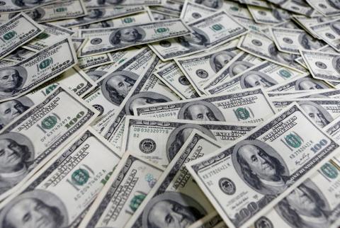 أوراق نقدية من الدولارات الأمريكية في صورة من أرشيف رويترز. الدولار يتجه لتحقيق مكسب أسبوعي بفعل الطلب على الملاذ الآمن