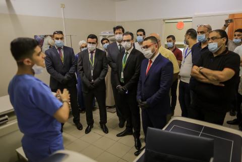 جانب من زيارة المجمع وتسليم الجهاز غزة: ’جوال’ تدعم مجمع الصحابة الطبي بجهاز فحص كثافة العظم