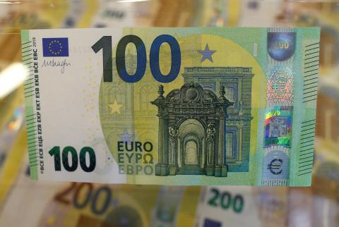 اليورو ينزل عن أعلى مستوى في عامين قبل اجتماع المركزي الأمريكي