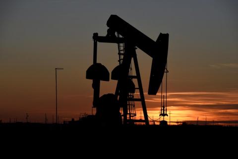 النفط يربح أكثر من 1% بدعم آمال في تعاف اقتصادي