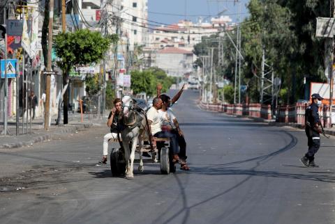 غزة تفرض إجراءات عزل عام في محاولة لاحتواء أول تفش لكورونا