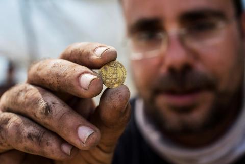العثور على كنز من العملات الذهبية عمره ألف عام في إسرائيل
