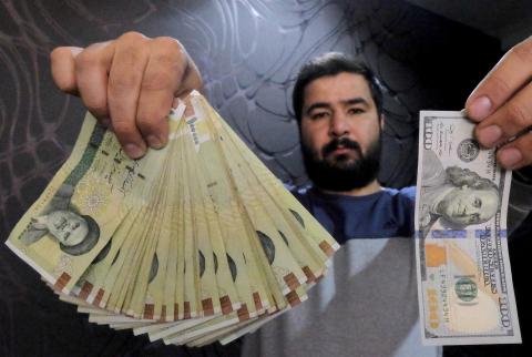 مستوى منخفض جديد للريال الإيراني أمام الدولار في ظل معاناة الاقتصاد