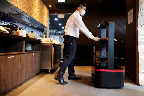 روبوت يخدم الزبائن في مطعم بكوريا الجنوبية