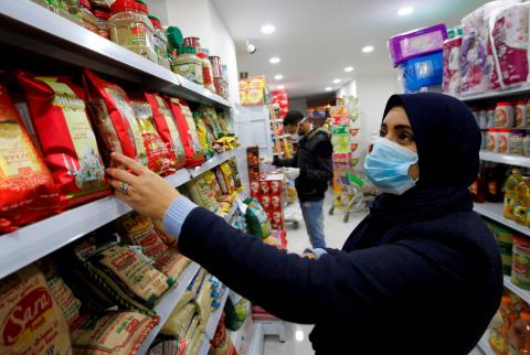 أهالي غزة يفضلون التعايش مع كورونا على الإغلاق في ظل تدهور اقتصادي حاد