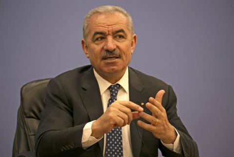 رئيس الوزراء محمد اشتية-تصوير رويترز الحكومة تدفع جزءا من الرواتب للشهر الرابع على التوالي