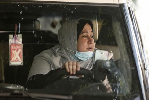 تعرفوا على أول سائقة تاكسي في غزة