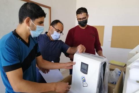 المشروبات الوطنية توفّر أجهزة لتطوير مشغل الطاقة المتجددة في مدرسة بغزة