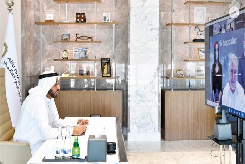 من اليمين إلى اليسار: رئيس قسم تطوير الأعمال في سوق أبوظبي العالمي ستيف بارنت، ممثلي بنك هبوعليم في الإمارات أساف أزولاي وكارن مازور، والمدير التنفيذي الأول لأسواق رأس المال في سوق أبوظبي العالمي، واي لوم مذكرة تفاهم بين سوق أبوظبي وبنك هبوعليم الإسرائيلي