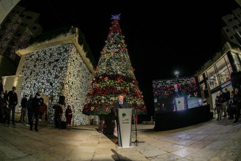 إضاءة شجرة عيد الميلاد في روابي