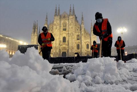 موجة نادرة من الثلوج تكسو مدينة ميلانو الإيطالية