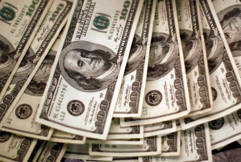 أوراق نقدية من عملة الدولار الأمريكي-تصوير رويترز الدولار قرب أعلى مستوى في شهرين بفضل تعاف أمريكي أقوى نسبيًا