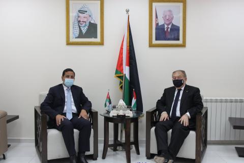 وزير الاقتصاد والسفير الأردني يبحثان تعزيز علاقات التعاون الاقتصادي