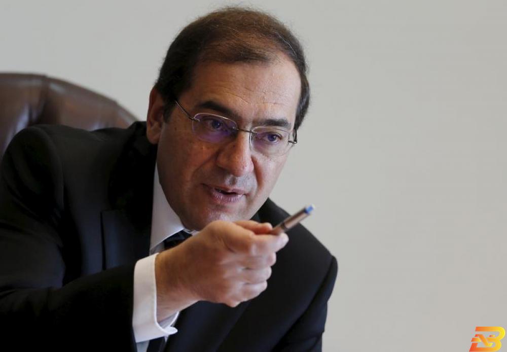 وزير البترول المصري طارق الملا في صورة من أرشيف رويترز مصر تسعى لطرح مزادين للتنقيب عن النفط والغاز في المتوسط والأحمر خلال 2018