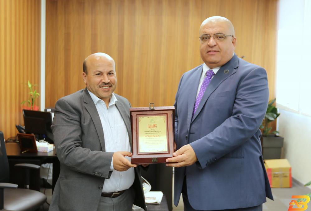 جانب من التكريم مجلس مهنة تدقيق الحسابات يقدم التهنئة للدكتور رياض أبو شحادة