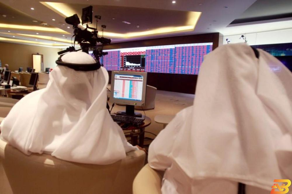 متعاملان في بورصة قطر بالدوحة - صورة من أرشيف رويترز بورصة قطر ترتفع لأعلى مستوياتها في 14 شهرا مدعومة بمكاسب أسهم البنوك