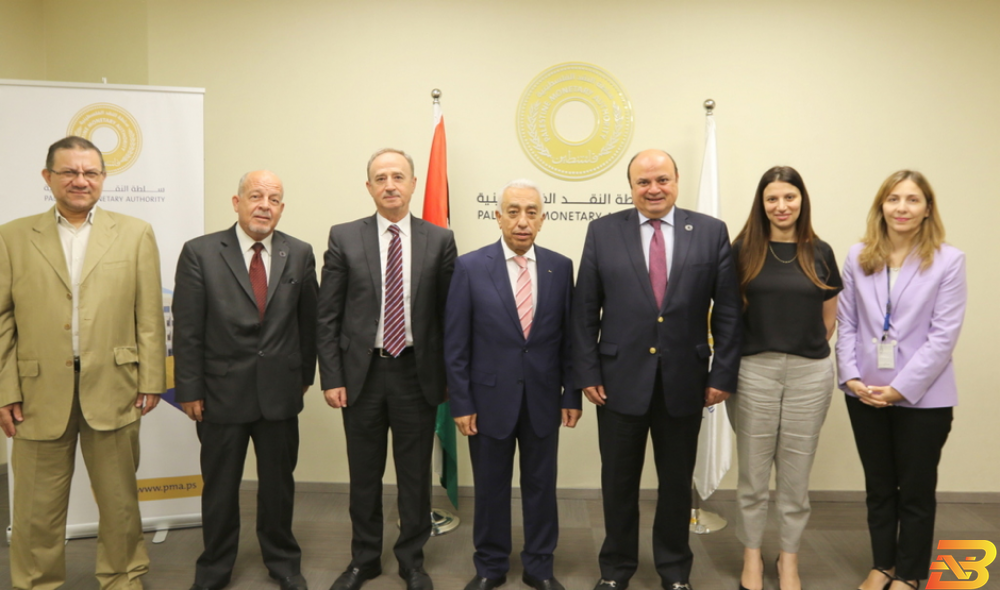 جانب من توقيع الاتفاقية توقيع مذكرة تفاهم بين سلطة النقد واتحاد الغرف التجارية الصناعية الزراعية
