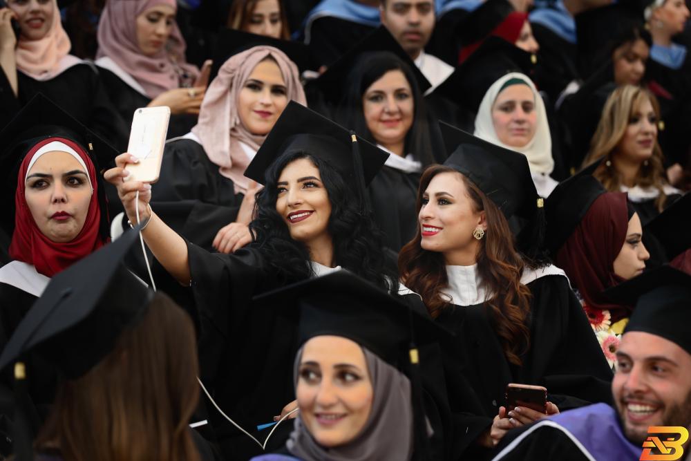 صورة أرشيفية من تخريج جامعة بيرزيت-تصوير وفا أرقام صادمة: بطالة الخريجين الشباب تجاوزت 55%